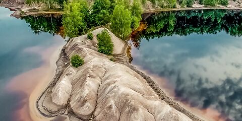 Erosionsformen der alten Babina-Grube, die die beeindruckende Form eines riesigen Fußabdrucks annehmen, bieten einen faszinierenden Blick auf die geologische Geschichte der Region.