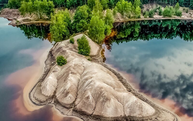 Erosionsformen der alten Babina-Grube, die die beeindruckende Form eines riesigen Fußabdrucks annehmen, bieten einen faszinierenden Blick auf die geologische Geschichte der Region.