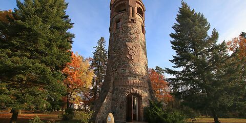 Der Bismarckturm in Spremberg ragt majestätisch in den Himmel und bietet einen weiten Blick über die Stadt und die umliegende Landschaft. Umgeben von grüner Natur, steht der Turm als stolzes Wahrzeichen der Region.