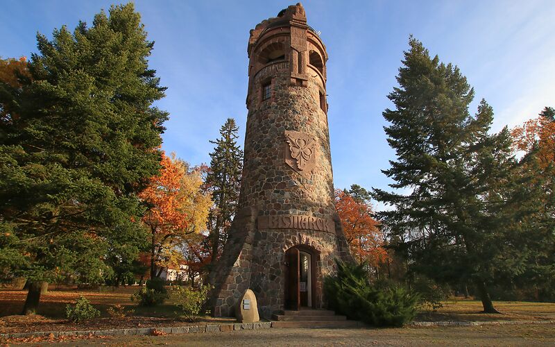 Der Bismarckturm in Spremberg ragt majestätisch in den Himmel und bietet einen weiten Blick über die Stadt und die umliegende Landschaft. Umgeben von grüner Natur, steht der Turm als stolzes Wahrzeichen der Region.