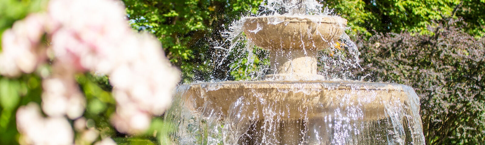 ein Teil des Kaskadenbrunnen ist zu sehen 